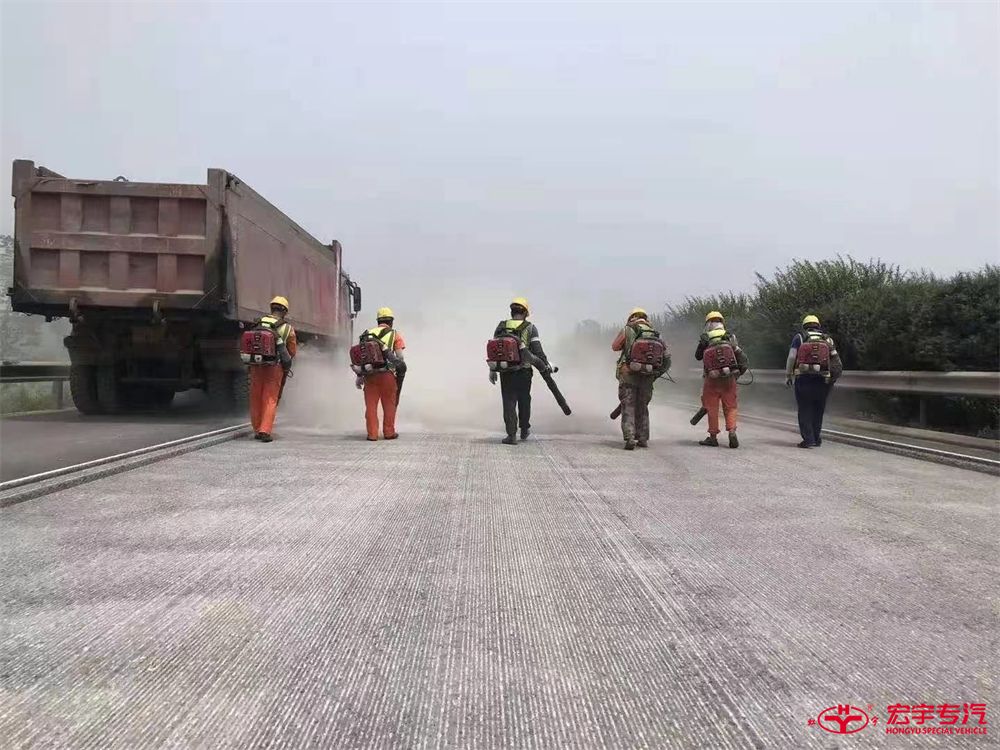 人工吹風(fēng)機(jī)作業(yè)漫天揚(yáng)塵圖片