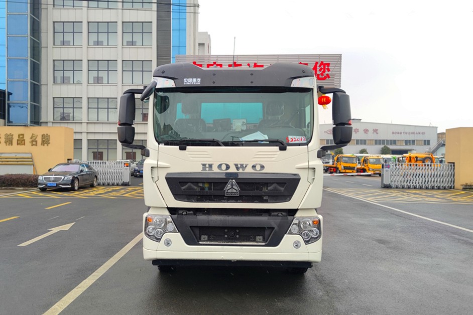 重汽豪沃18噸干濕兩用吸塵車