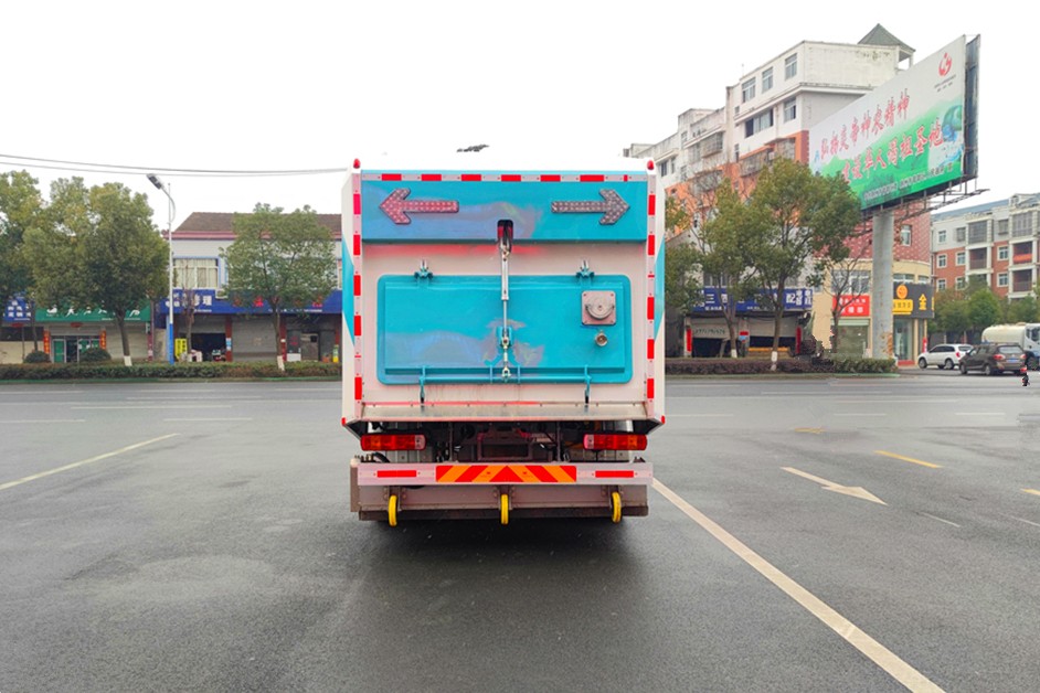 重汽豪沃18噸干濕兩用吸塵車尾部