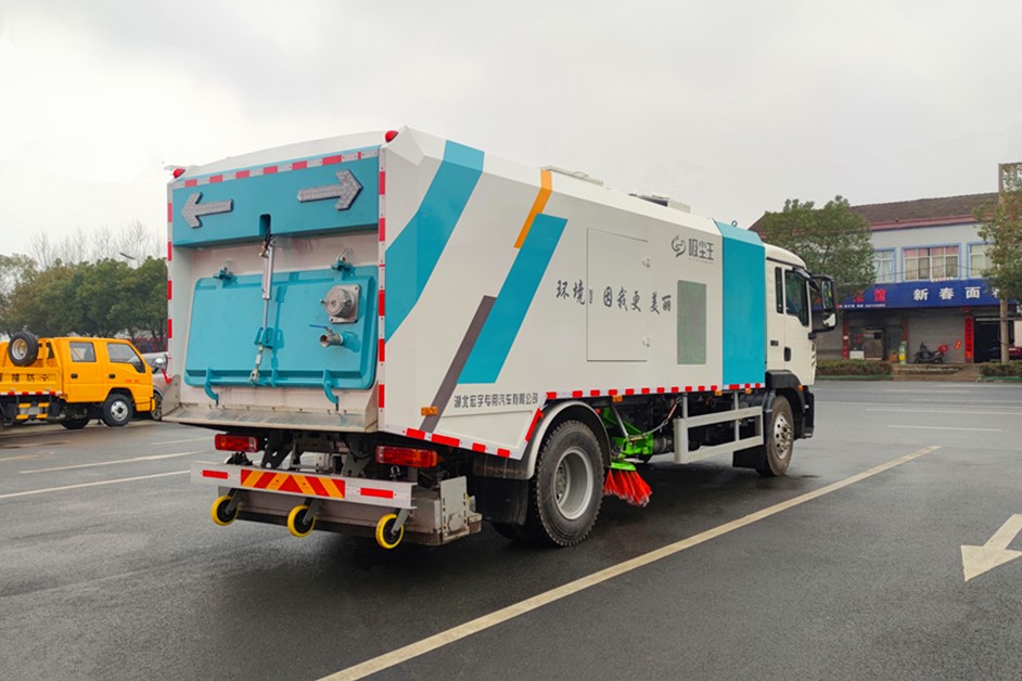 重汽豪沃18噸干濕兩用吸塵車右后
