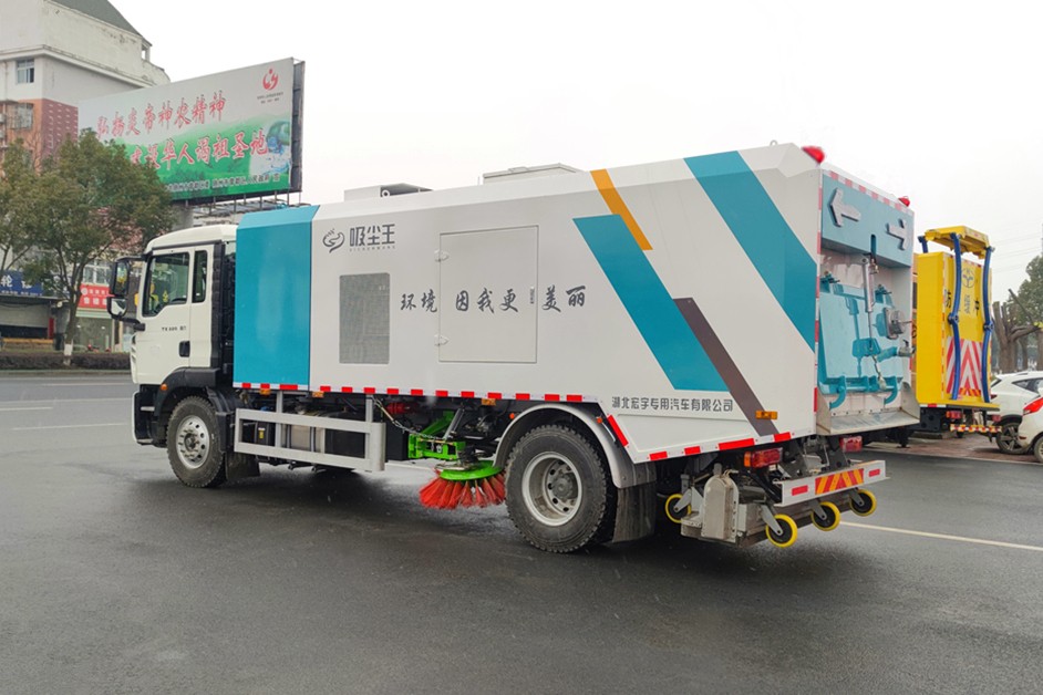 重汽豪沃18噸干濕兩用吸塵車左后