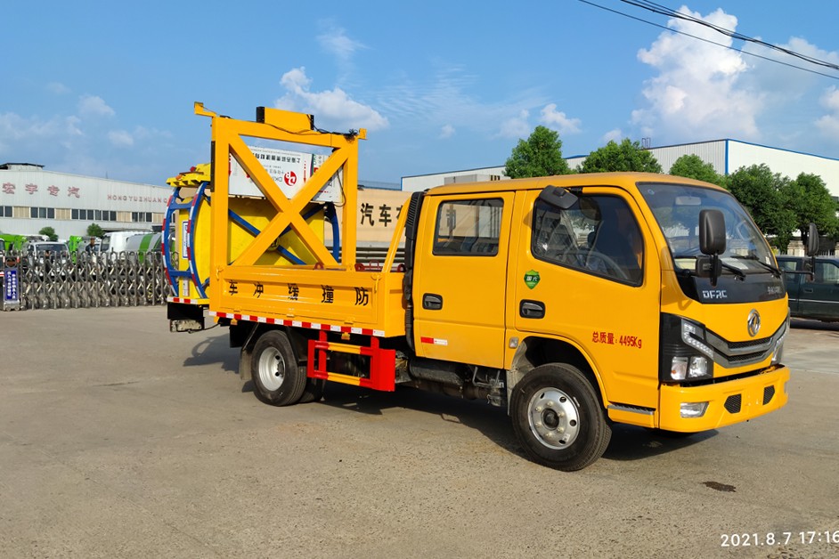 東風(fēng)藍(lán)牌防撞緩沖車1