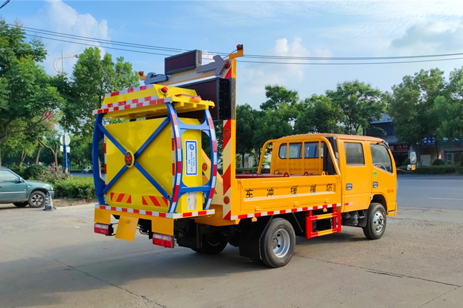 東風(fēng)藍(lán)牌防撞緩沖車4